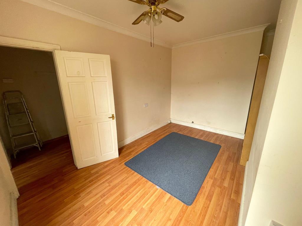 Lot: 36 - END-TERRACE HOUSE FOR REFURBISHMENT - Bedroom 3